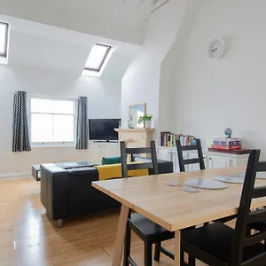 Apartment Fantastic 3 Bed House- Sleeps 6- Superfast Wifi And Garage