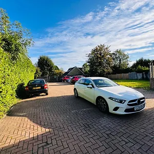 Acorn Gatwick & Parking מלון