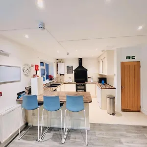 Holiday home 20 Lees Road Uxbridge Ub8 3at